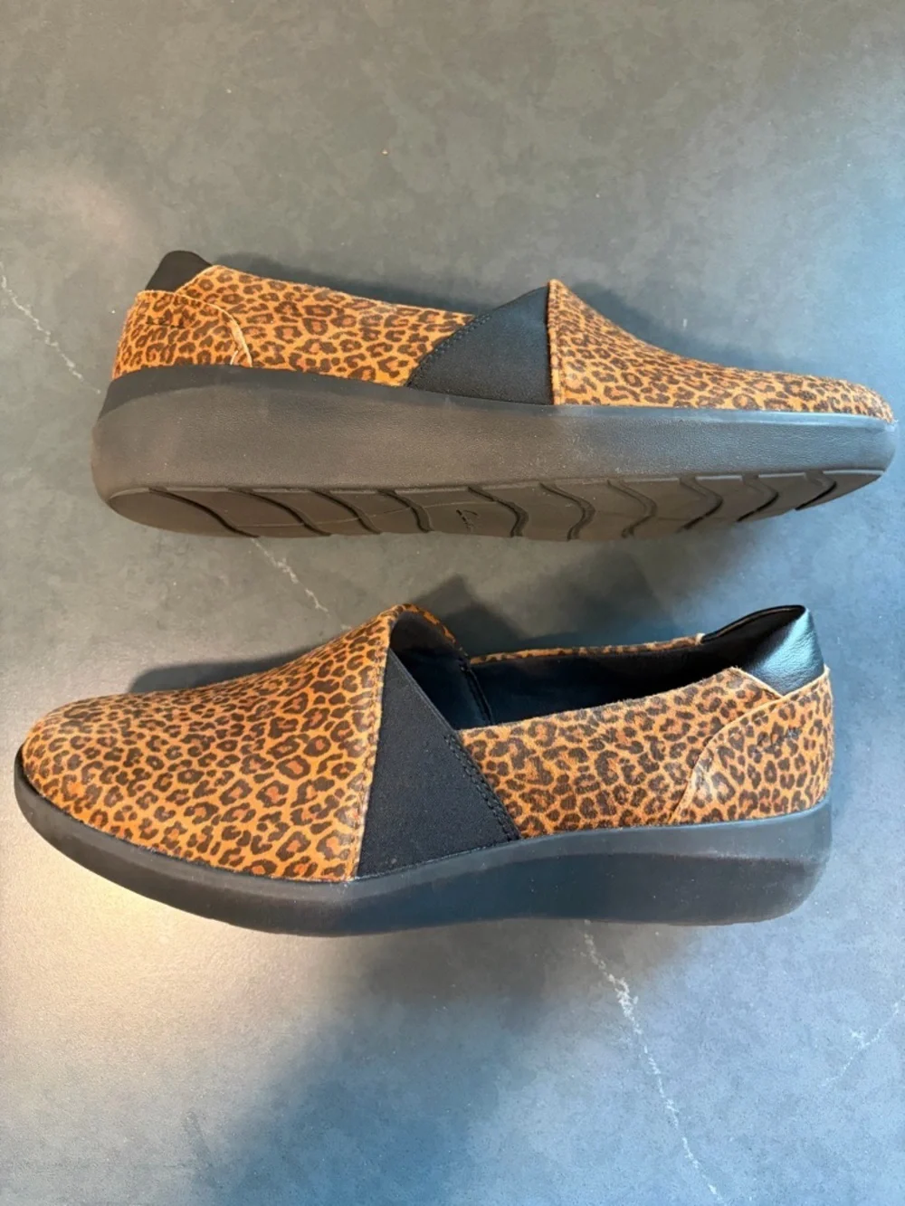 Clarks Collection sz 10 Kayleigh STep Cheetah Print leather Slip-On Shoes